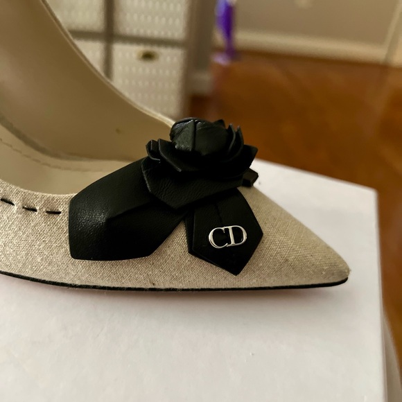 Dior Cream Heels with Black Bow Accent - Picture 4 of 11